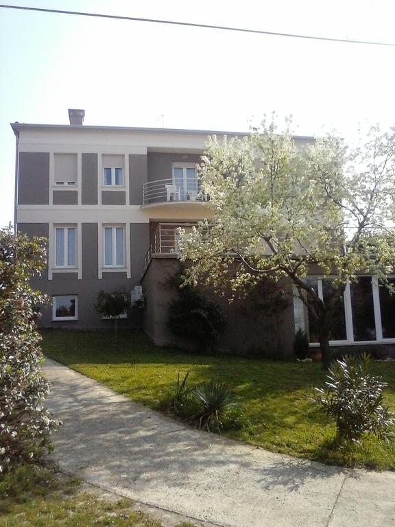 Apartments Villa Lilly Pola Esterno foto